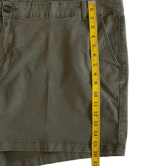 a.n.a. Women's Plus-Size 26 Army Green 4.5" Mid Rise Chino Short - Picture 8 of 12
